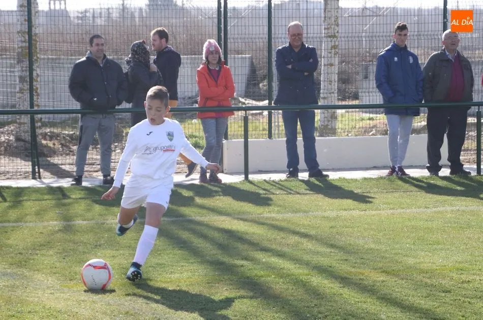 Foto 6 - El Alba de Tormes Club de F&uacute;tbol estrena el remodelado campo de f&uacute;tbol con diversos resultados