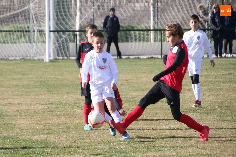 Foto 5 - El Alba de Tormes Club de F&uacute;tbol estrena el remodelado campo de f&uacute;tbol con diversos resultados