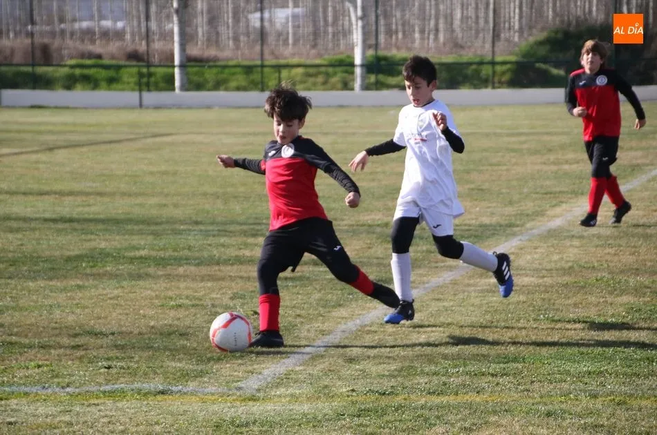 Foto 4 - El Alba de Tormes Club de F&uacute;tbol estrena el remodelado campo de f&uacute;tbol con diversos resultados