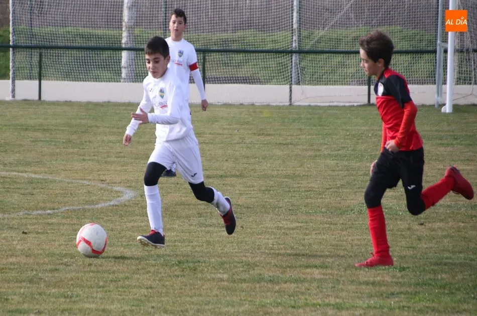 Foto 2 - El Alba de Tormes Club de F&uacute;tbol estrena el remodelado campo de f&uacute;tbol con diversos resultados