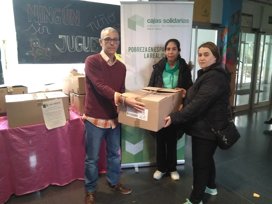 Foto 5 - El IES Federico Garc&iacute;a Bernalt entrega comida y jueguetes a Cajas Solidarias y ASECAL