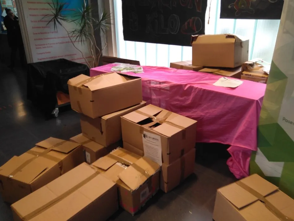 Foto 4 - El IES Federico Garc&iacute;a Bernalt entrega comida y jueguetes a Cajas Solidarias y ASECAL