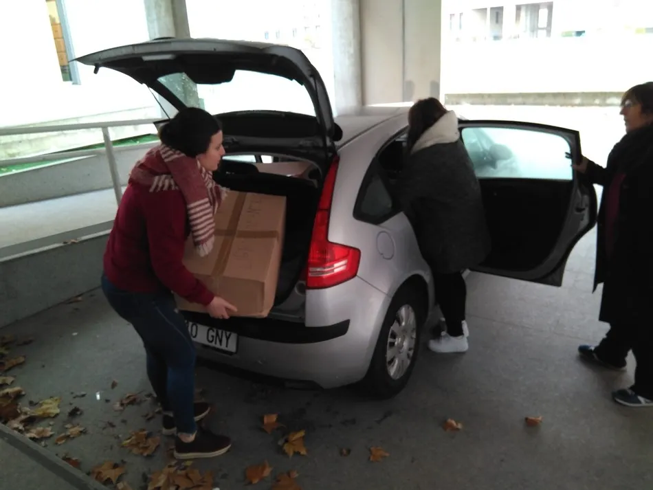 Foto 3 - El IES Federico Garc&iacute;a Bernalt entrega comida y jueguetes a Cajas Solidarias y ASECAL