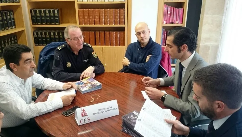 Reunión de representantes del comercio y de la Policía Nacional para abordar la seguridad en estas fechas