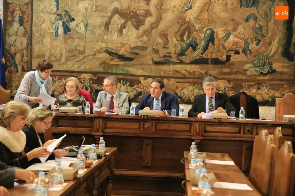 El consejero de Sanidad, junto al rector, durante la reunión de la comisión mixta. Fotos: Alberto Martín