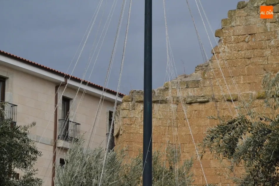 Foto 4 - Destrozan la iluminaci&oacute;n navide&ntilde;a de la rotonda del Cruce  