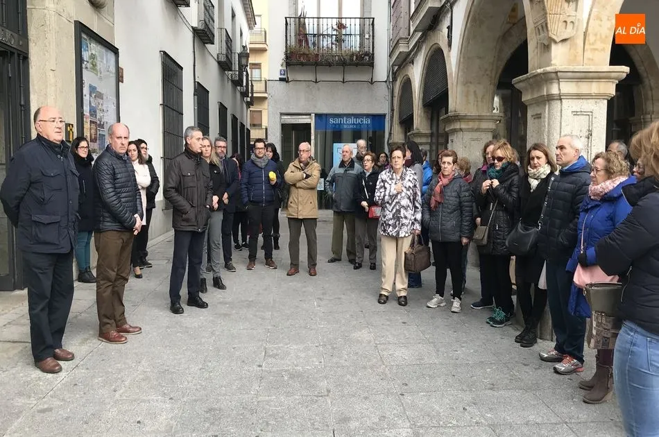 Minuto de silencio en la Plaza Mayor de Alba de Tormes por Laura Luelmo