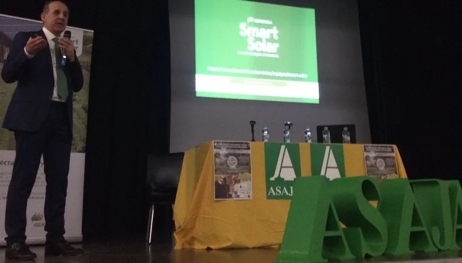 Francisco Javier Bernardos del Pozo, gestor de canales comerciales de Iberdrola, en la exposición de Smart Solar