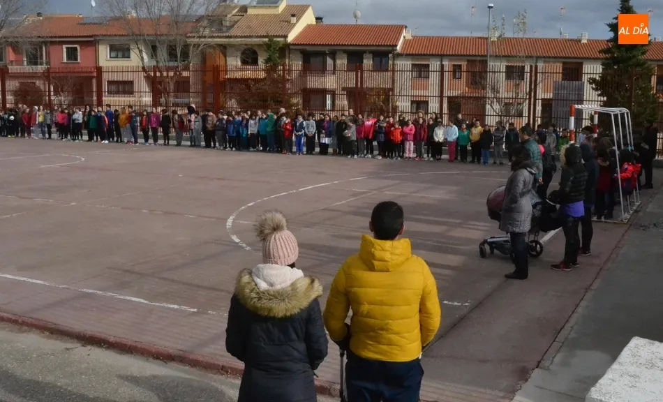 Foto 4 - El Colegio Mir&oacute;briga guarda un minuto de silencio en memoria de la profesora asesinada en Huelva  