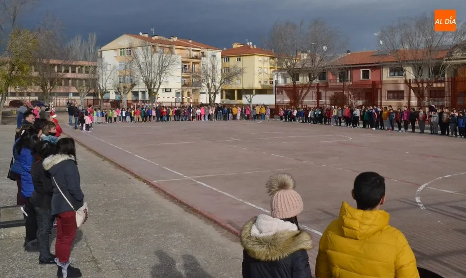 Foto 2 - El Colegio Mir&oacute;briga guarda un minuto de silencio en memoria de la profesora asesinada en Huelva  