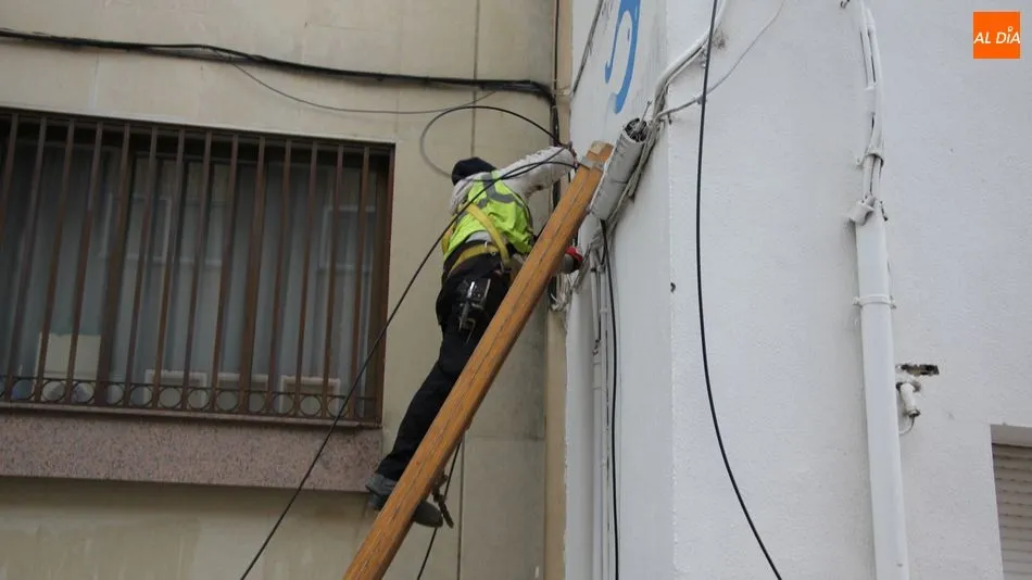 Operarios de Telefónica ya están instalando la fibra óptica en Vitigudino