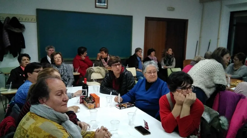 Foto 7 - La Navidad re&uacute;ne a las socias y amigas de la Asociaci&oacute;n El Carmen de Ledesma