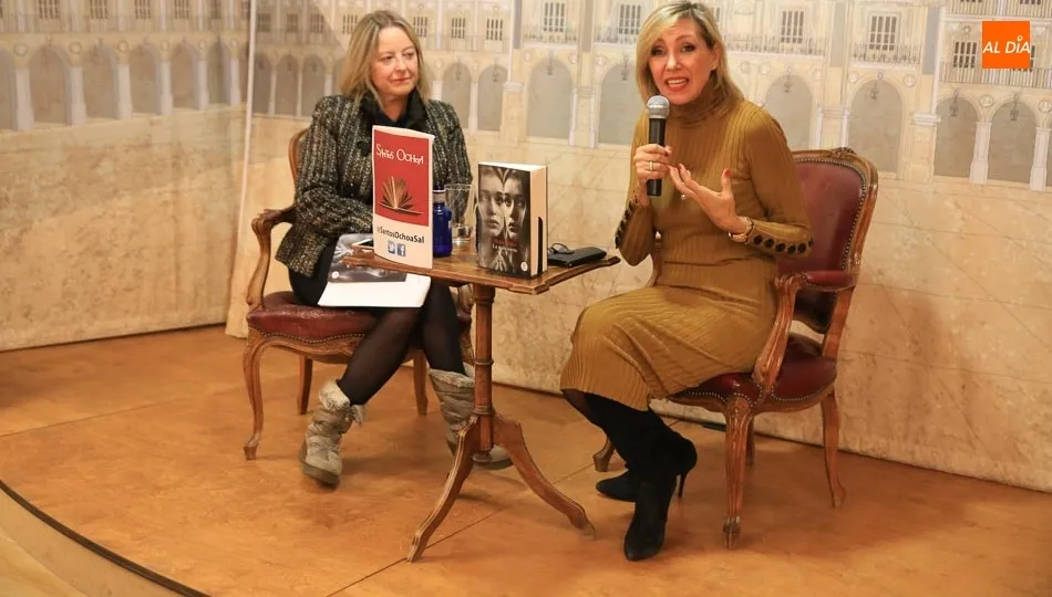 Marta Robles y María Eugenia Bueno Pastor durante el encuentro / Foto: Alberto Martín