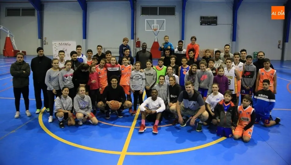 Foto de familia del Aquimisa Carbajosa y el CB Cabrerizos