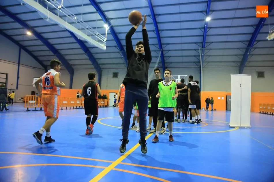 Foto 2 - Los jugadores extranjeros del Aquimisa Carbajosa entrenan con los m&aacute;s peque&ntilde;os del CB Cabrerizos