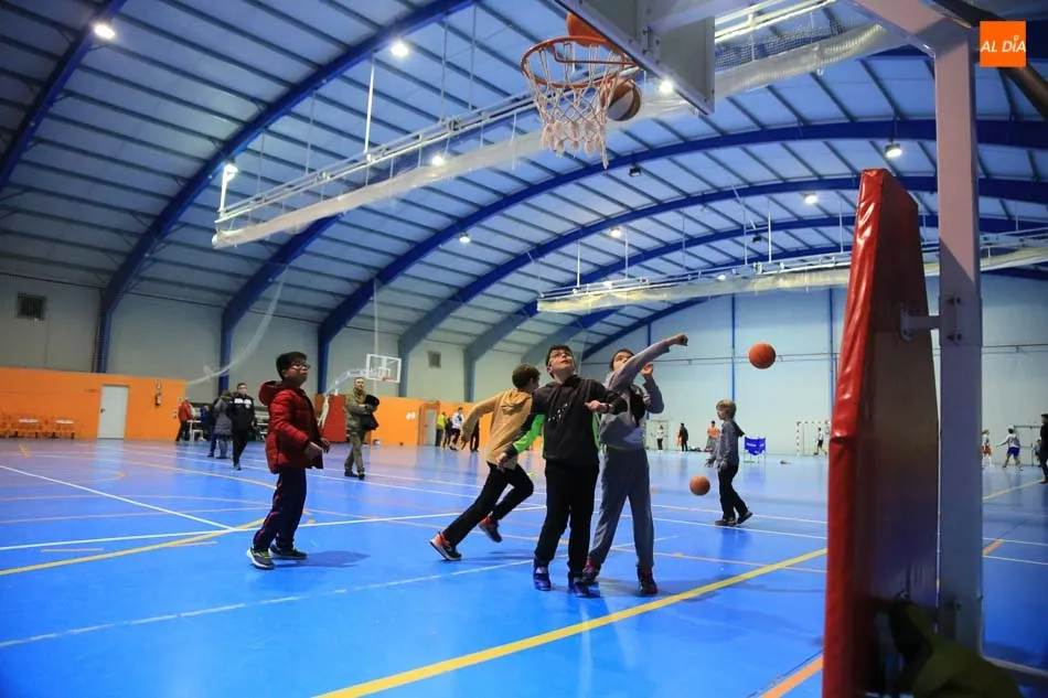 Foto 11 - Los jugadores extranjeros del Aquimisa Carbajosa entrenan con los m&aacute;s peque&ntilde;os del CB Cabrerizos
