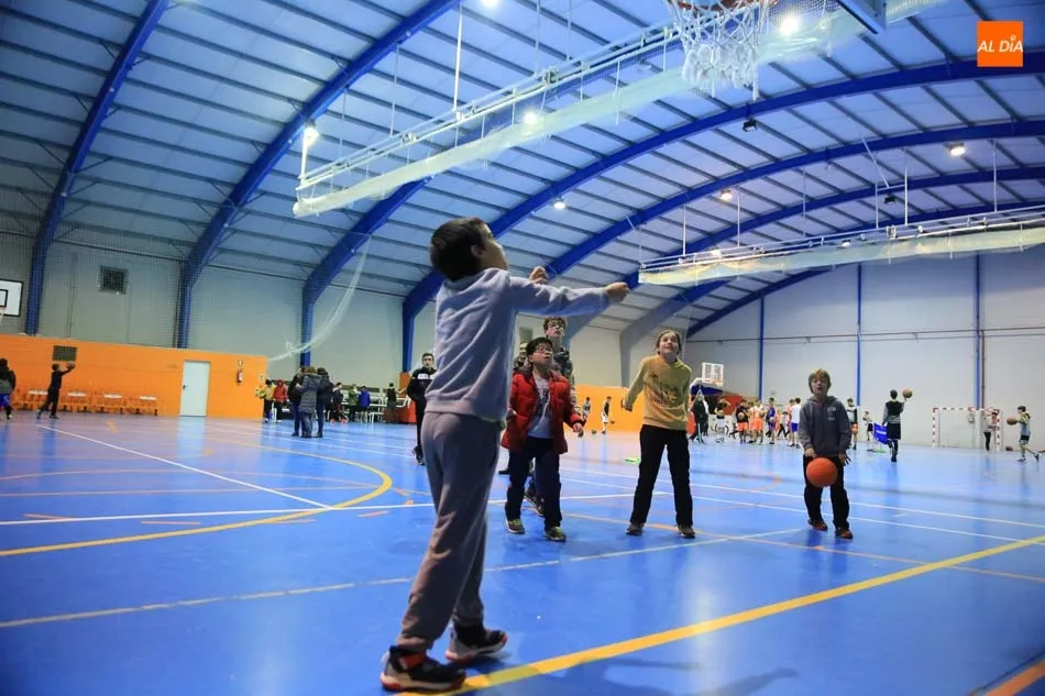 Foto 10 - Los jugadores extranjeros del Aquimisa Carbajosa entrenan con los m&aacute;s peque&ntilde;os del CB Cabrerizos