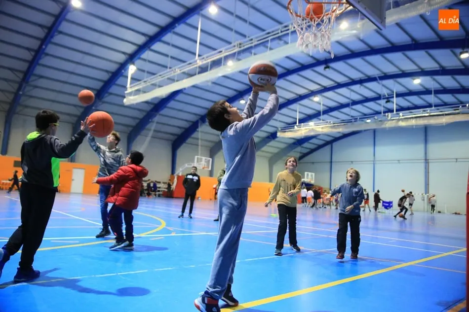 Foto 9 - Los jugadores extranjeros del Aquimisa Carbajosa entrenan con los m&aacute;s peque&ntilde;os del CB Cabrerizos