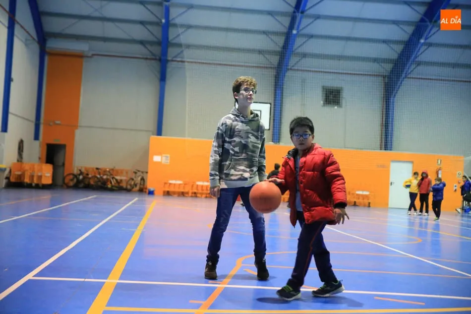 Foto 8 - Los jugadores extranjeros del Aquimisa Carbajosa entrenan con los m&aacute;s peque&ntilde;os del CB Cabrerizos