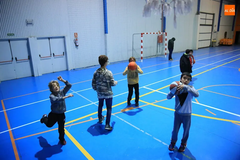 Foto 6 - Los jugadores extranjeros del Aquimisa Carbajosa entrenan con los m&aacute;s peque&ntilde;os del CB Cabrerizos