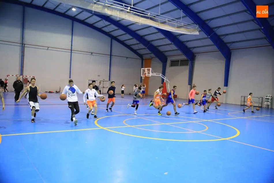 Foto 5 - Los jugadores extranjeros del Aquimisa Carbajosa entrenan con los m&aacute;s peque&ntilde;os del CB Cabrerizos