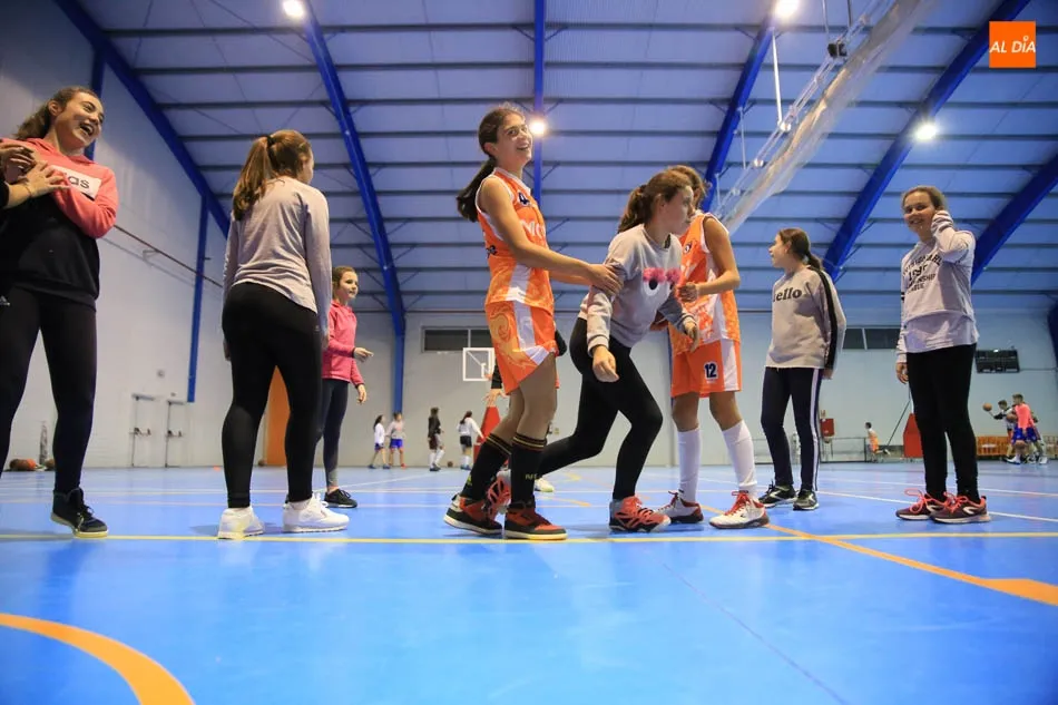 Foto 4 - Los jugadores extranjeros del Aquimisa Carbajosa entrenan con los m&aacute;s peque&ntilde;os del CB Cabrerizos