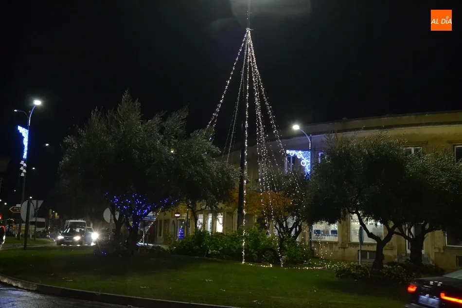 Foto 4 - As&iacute; ha quedado la iluminaci&oacute;n de la rotonda del Cruce tras el ataque vand&aacute;lico sufrido  