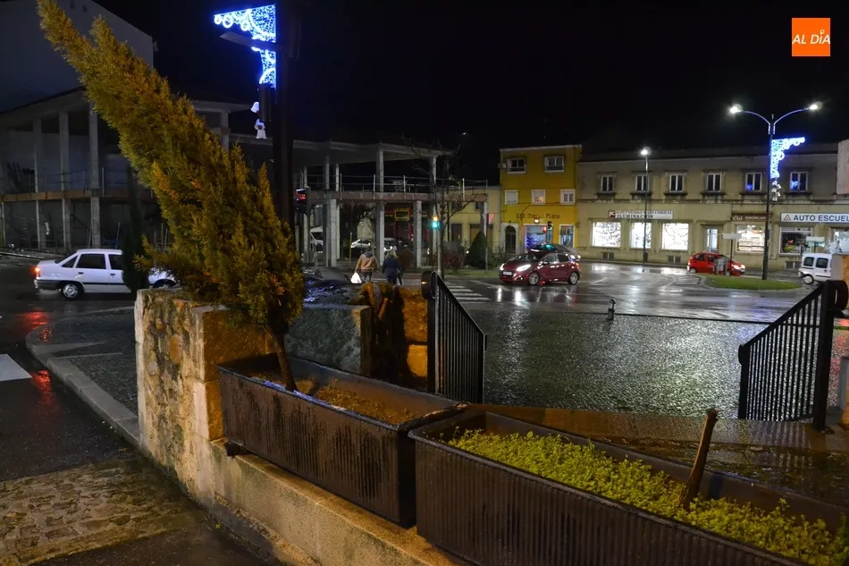 Foto 2 - As&iacute; ha quedado la iluminaci&oacute;n de la rotonda del Cruce tras el ataque vand&aacute;lico sufrido  