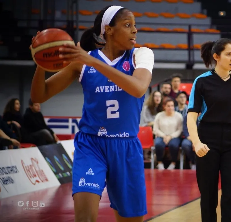 Foto 2 - Elonu tumba al Olympiacos con una canasta sobre la bocina (68-69)