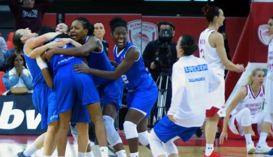 Celebración del triunfo salmantino tras la canasta de Eleonu. Foto CB Avenida
