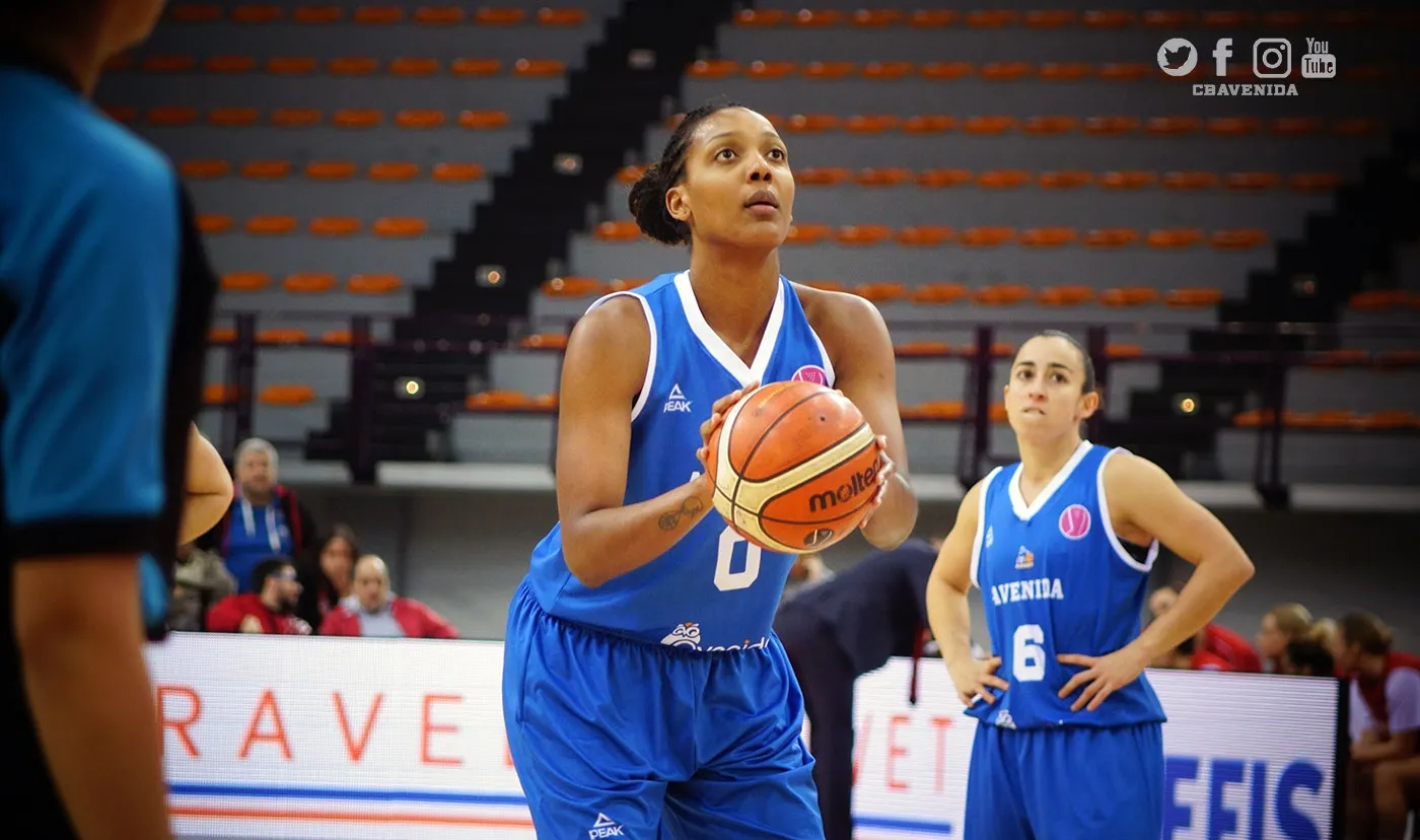 Robinson lanza a canasta. Imagen: Perfumerías Avenida