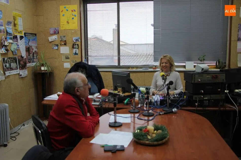 Foto 4 - El alcalde felicita la Navidad a los vitigudinenses desde la emisora municipal de radio  