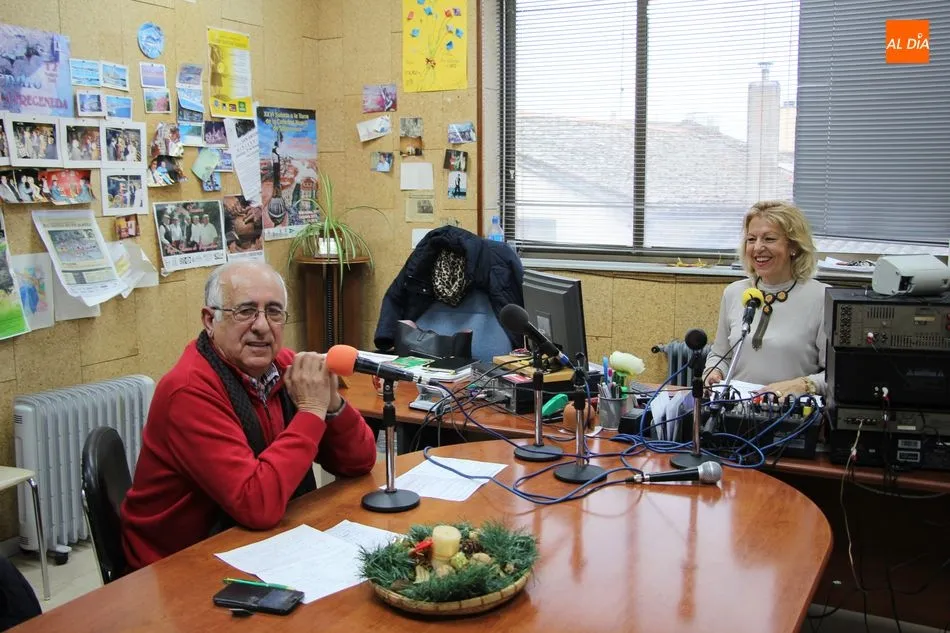 Foto 2 - El alcalde felicita la Navidad a los vitigudinenses desde la emisora municipal de radio  