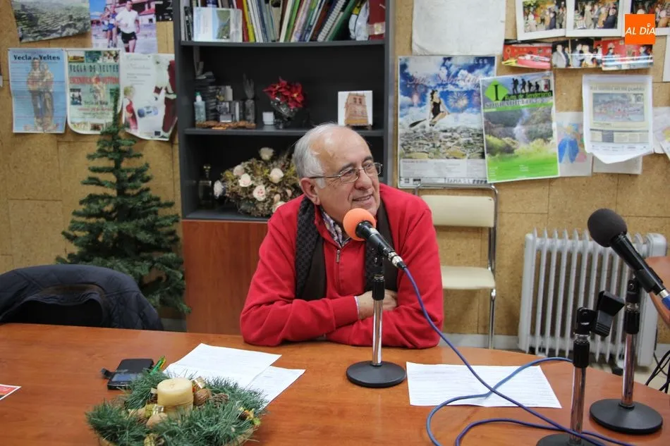 Foto 3 - El alcalde felicita la Navidad a los vitigudinenses desde la emisora municipal de radio  