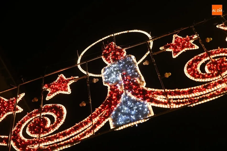 Foto 7 - Empresarios y comerciantes alegran la Navidad con la instalaci&oacute;n de 13 arcos luminosos