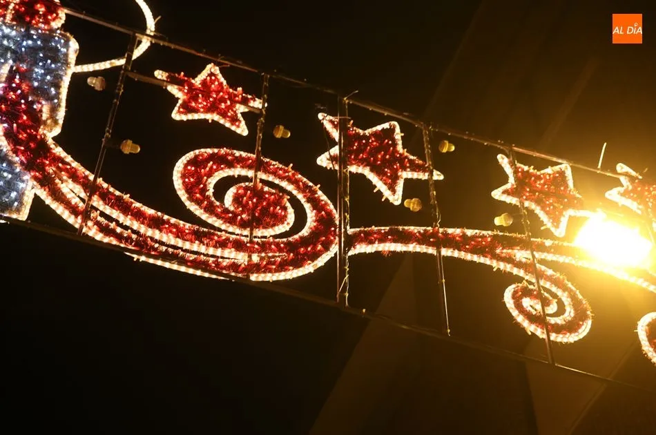 Foto 4 - Empresarios y comerciantes alegran la Navidad con la instalaci&oacute;n de 13 arcos luminosos