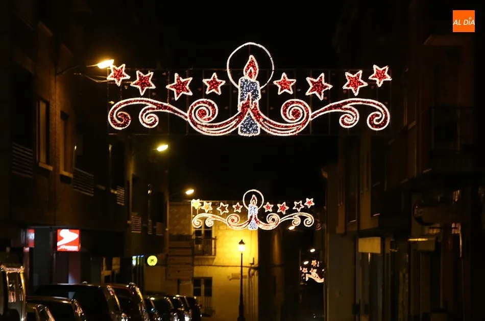 Alegra la calle ilumina una vez más la calle Benitas, Carlos III y Espolón