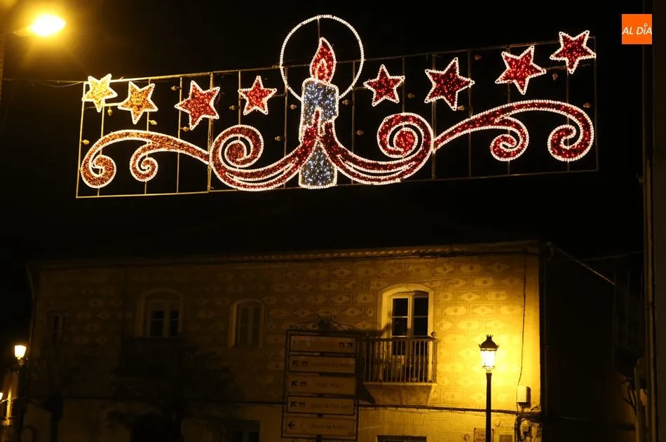 Foto 3 - Empresarios y comerciantes alegran la Navidad con la instalaci&oacute;n de 13 arcos luminosos