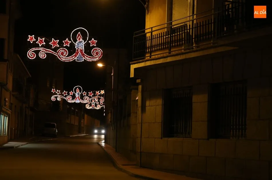 Foto 2 - Empresarios y comerciantes alegran la Navidad con la instalaci&oacute;n de 13 arcos luminosos