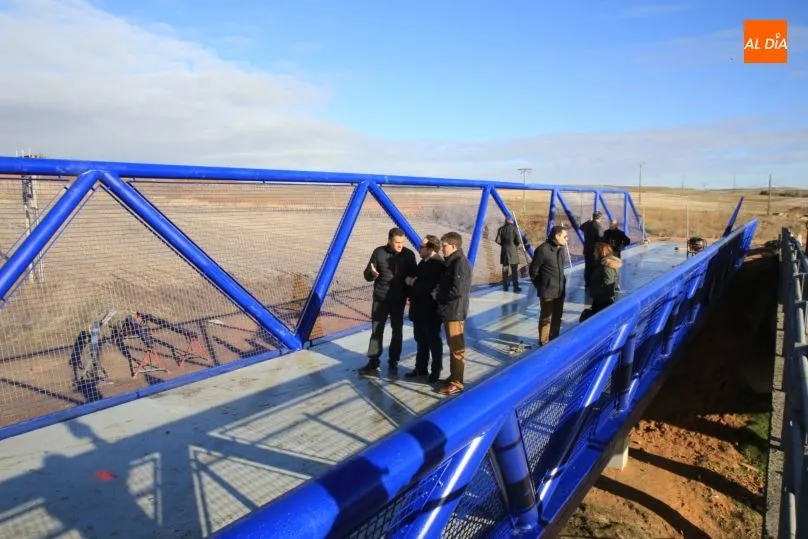 Pasarela del carril bici, también para peatones, de 45 metros de longitud. Fotos: Alberto Martín
