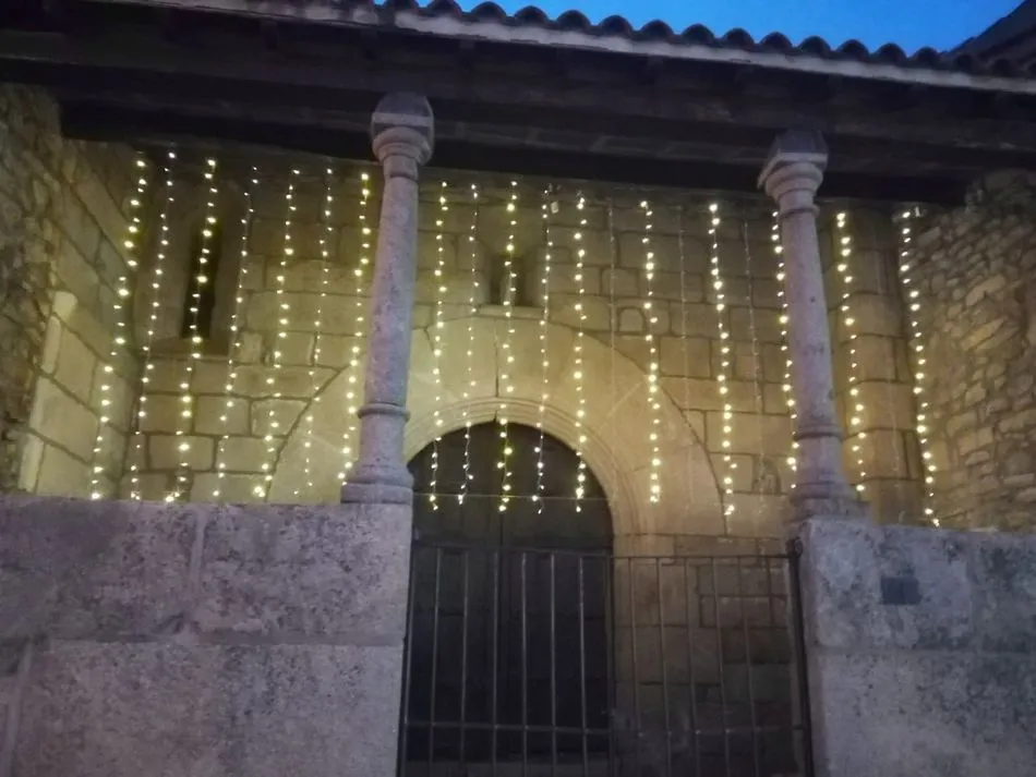 Foto 2 - El Ayuntamiento de Almendra felicita la Navidad a sus vecinos  