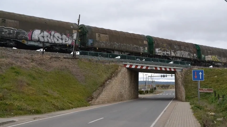 Firmado el contrato con la UTE que se encargará de construir el paso para peatones bajo la vía...