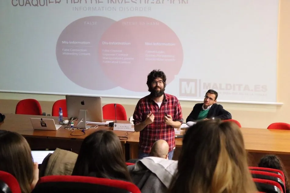 Foto 2 - Julio Montes analizado las diferencias entre&nbsp;fake news&nbsp;y desinformaci&oacute;n en la Upsa  