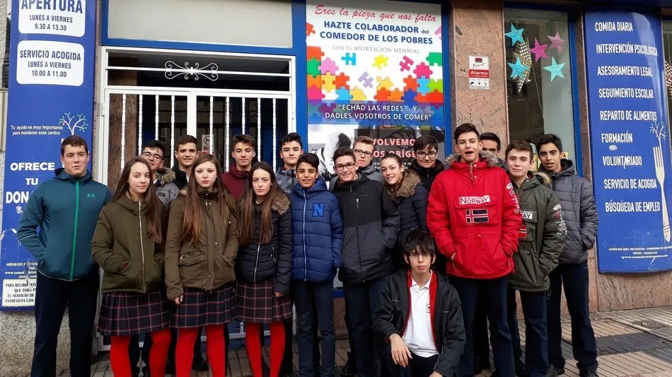 os alumnos de 4º ESO del Colegio Padres Trinitarios durante su visita al Comedor de los Pobres de Salamanca.