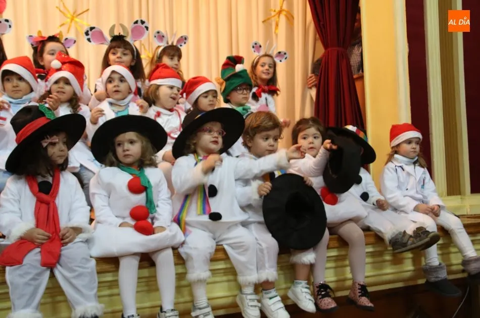 Foto 7 - Primeras actuaciones navide&ntilde;as en el Colegio Santa Isabel