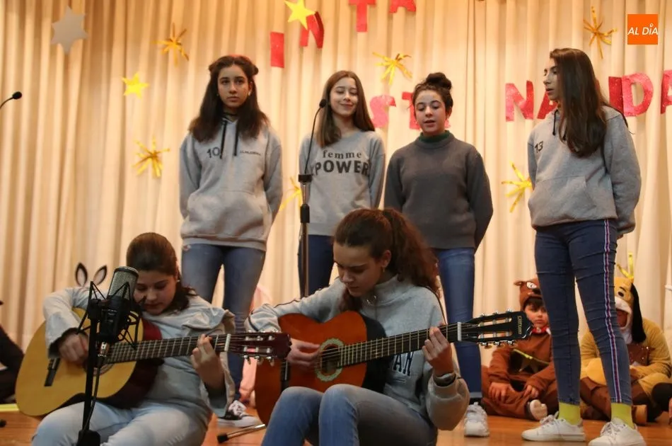 Foto 4 - Primeras actuaciones navide&ntilde;as en el Colegio Santa Isabel