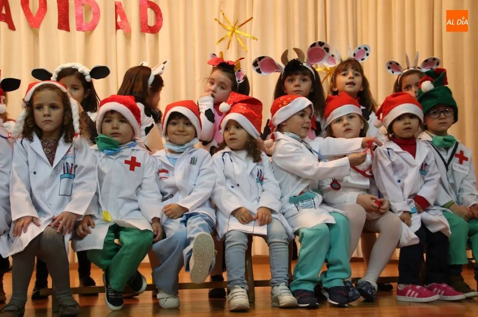 Foto 3 - Primeras actuaciones navide&ntilde;as en el Colegio Santa Isabel