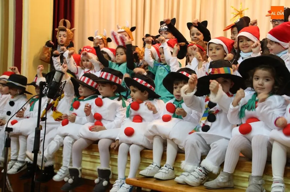 Foto 2 - Primeras actuaciones navide&ntilde;as en el Colegio Santa Isabel
