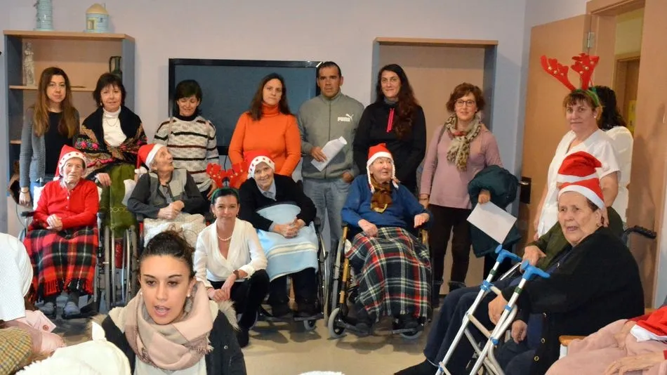 Foto 7 - Los ni&ntilde;os del colegio Liminares felicitan la Navidad a los internos de la Residencia de Lumbrales