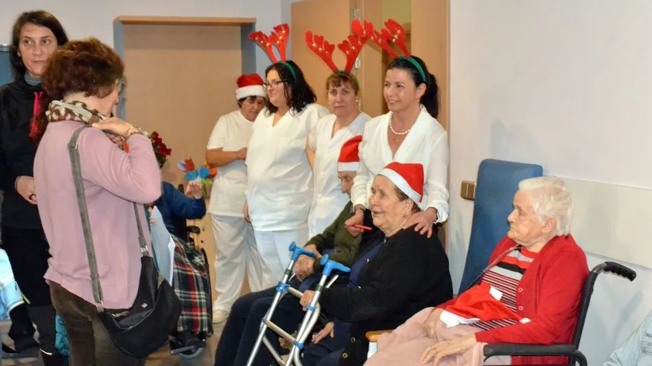 Foto 6 - Los ni&ntilde;os del colegio Liminares felicitan la Navidad a los internos de la Residencia de Lumbrales